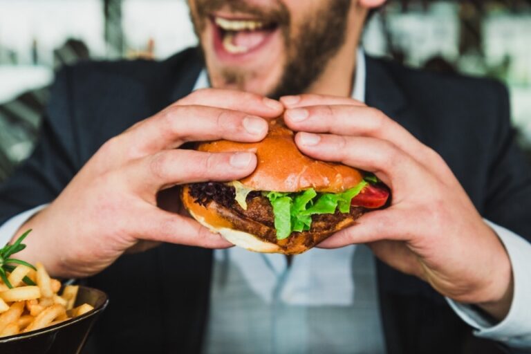 Η γνωστή αλυσίδα fast food Popeyes υιοθετεί μία πρωτότυπη πρακτική μάρκετινγκ για την προώθηση του νέου της sandwich, προτείνοντας στους πελάτες της το νέο της πιάτο δελεάζοντάς τους μέσω της ασφάλισης του.