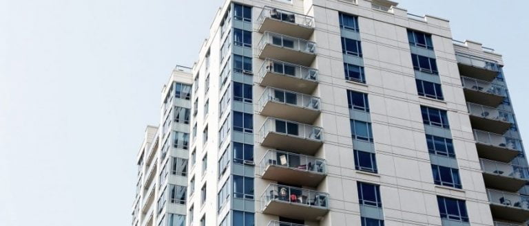 Ζημίες από διαρροή υδάτων σε πολυκατοικία Ευθύνη όλης της πολυκατοικίας ή μόνο του "αμελούς" συνιδιοκτήτη;