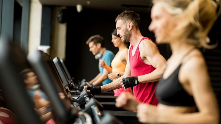 Η αλυσίδα γυμναστηρίων LA Fitness μηνύει τους ασφαλιστές της, υποβάλλοντας αίτημα για αποζημίωση ύψους 500 εκατ. δολαρίων για απώλειες που σχετίζονται με τον COVID-19, βασισμένη στο επιχείρημα ότι περισσότεροι από 1.200 υπάλληλοί της μολύνθηκαν από κορωνοϊό.