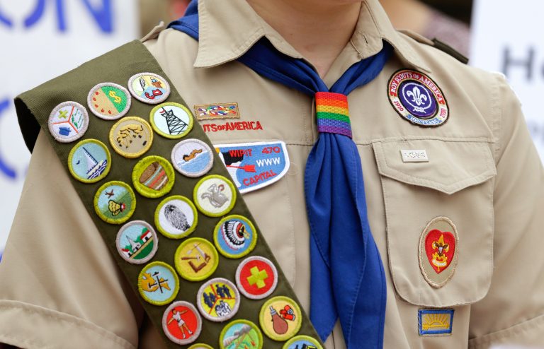 Το Boy Scouts of America (BSA) εξετάζει το ενδεχόμενο να εγκαταλείψει τον προηγούμενο συμφωνημένο διακανονισμό 650 εκατομμυρίων δολαρίων με την ασφαλιστική εταιρία, Hartford Financial Services Group, καθώς τα θύματα σεξουαλικής κακοποίησης αντιτίθενται στη συμφωνία.