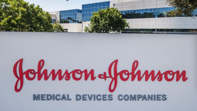 Η Johnson & Johnson συμφώνησε να πληρώσει 230 εκατομμύρια δολάρια στην πολιτεία της Νέας Υόρκης για να διευθετήσει τους ισχυρισμούς ότι ο φαρμακευτικός κολοσσός συνέβαλε στην τροφοδότηση της κρίσης οπιοειδών, αναφέρει η Γενική Εισαγγελέας Letitia James.