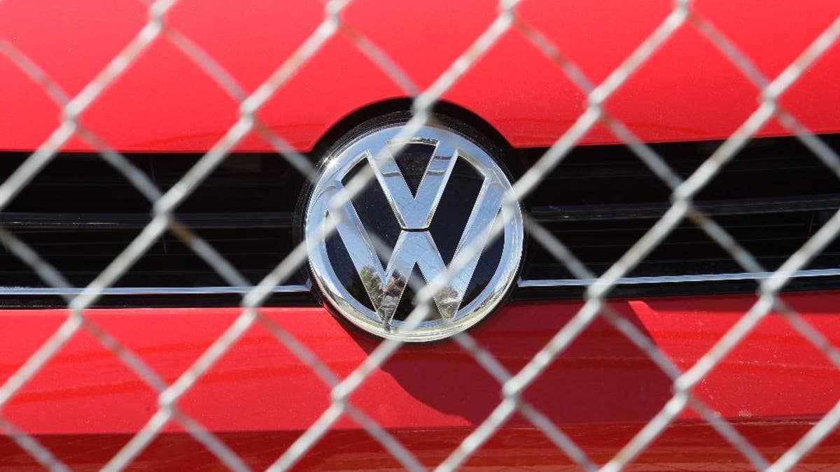 Ο γερμανικός κολοσσός Volkswagen ανακοίνωσε εχθές ότι προχώρησε σε συμβιβασμό με πρώην στελέχη του που θεωρήθηκαν υπεύθυνα για το σκάνδαλο εκπομπών ρύπων, γνωστό και ως dieselgate, που συγκλόνισε την εγχώρια αλλά και διεθνή αυτοκινητοβιομηχανία.
