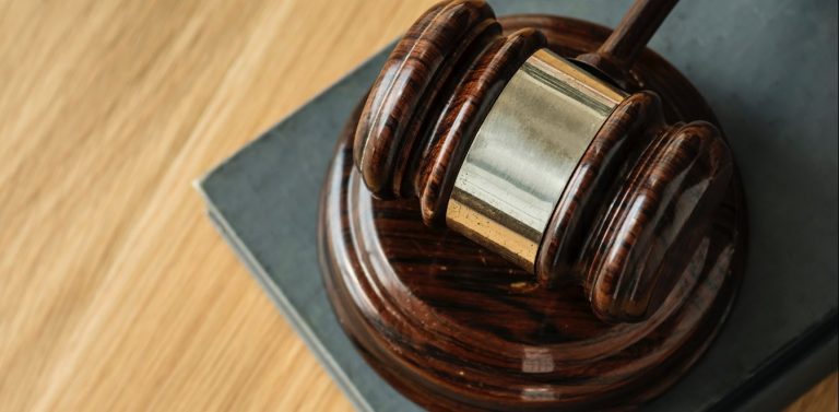 Αποζημίωση Αποζημίωση 246.000 ευρώ καλούνται να καταβάλουν 51χρονος ασφαλιστής και η εταιρεία του σε ασφαλισμένη στη Ρόδο