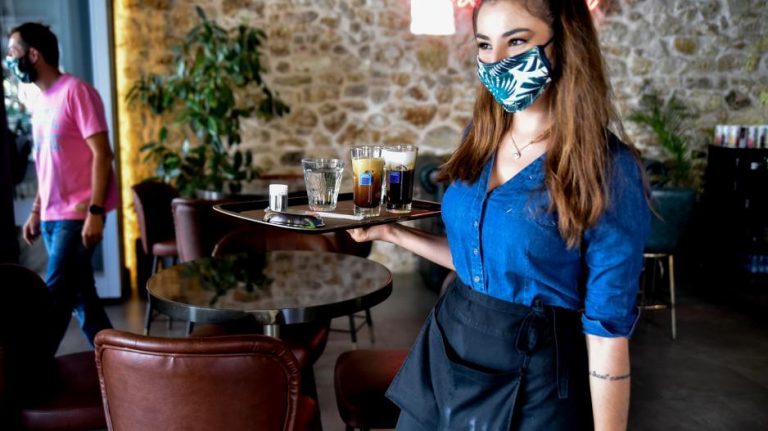 Αύριο πρόκειται να ανακοινωθούν τα νέα μέτρα κατά της πανδημίας, με την κυβέρνηση να παραμένει πιστή στο αρχικό της πλάνο, το οποίο θέτει στο στόχαστρο τον ανεμβολίαστο πληθυσμό.