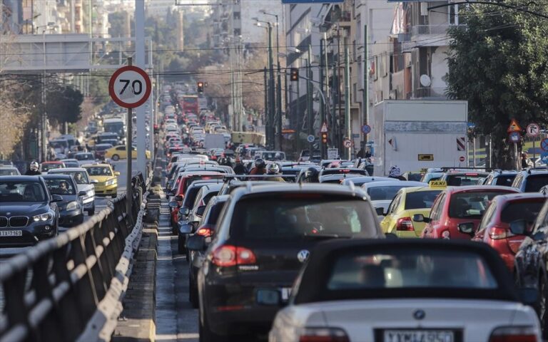 Γιατί οι τιμές των ασφαλίστρων αυτοκινήτου μειώθηκαν εν μέσω πληθωρισμού; Πώς θα κινηθούν τους επόμενους μήνες;