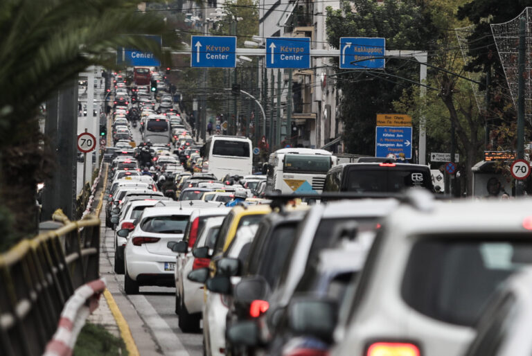 Προσοχή: Γιατί δεν πρέπει να βάζετε δέκα-δέκα ευρώ καύσιμο; Οι δρόμοι της Αθήνας και της Θεσσαλονίκης, το τελευταίο διάστημα, έγιναν απροσπέλαστοι, με τους οδηγούς να βρίσκονται καθημερινά πολλές ώρες μποτιλιαρισμένοι μέσα στα αυτοκίνητά τους.