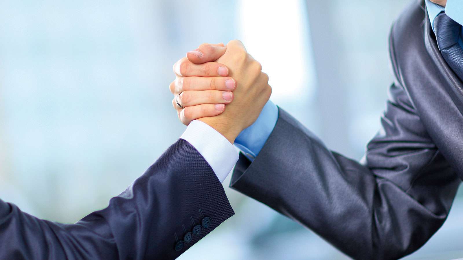 Πρόσφατη έρευνα που διεξήγαγε η Allianz, κατέδειξε ότι οι μεσίτες ασφαλίσεων επιθυμούν  καλύτερη επικοινωνία και περισσότερη προσωπική επαφή από τις ασφαλιστικές εταιρείες που συνεργάζονται ειδικότερα όταν έχουν να κάνουν με πολύπλοκες αξιώσεις από πελάτες τους.