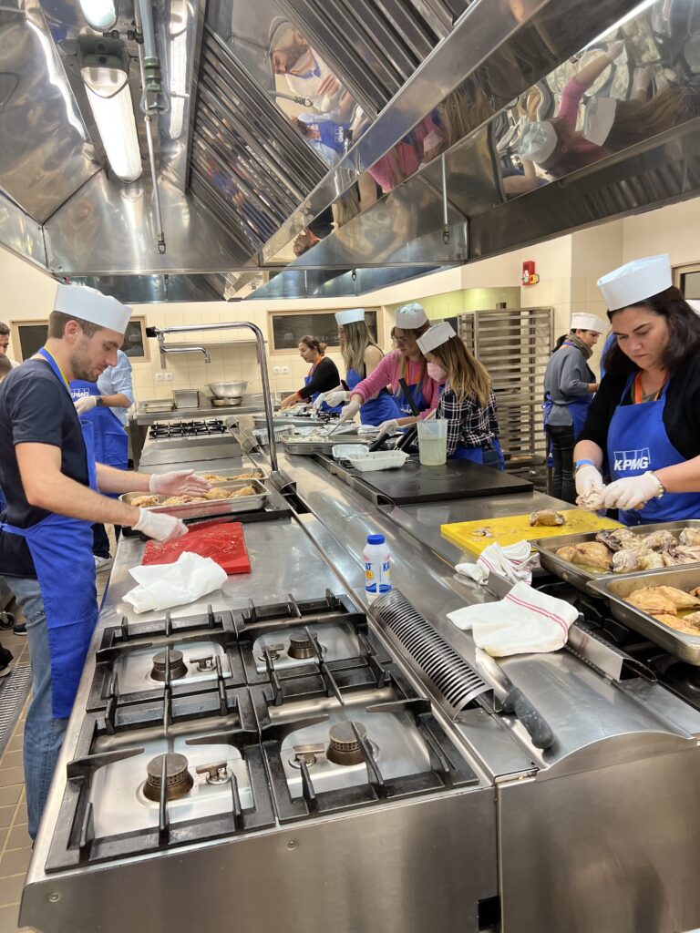 “Cook for Good”: Οι εργαζόμενοι της KPMG στην Ελλάδα μαγείρεψαν 250 μερίδες φαγητού για ένα καλύτερο αύριο