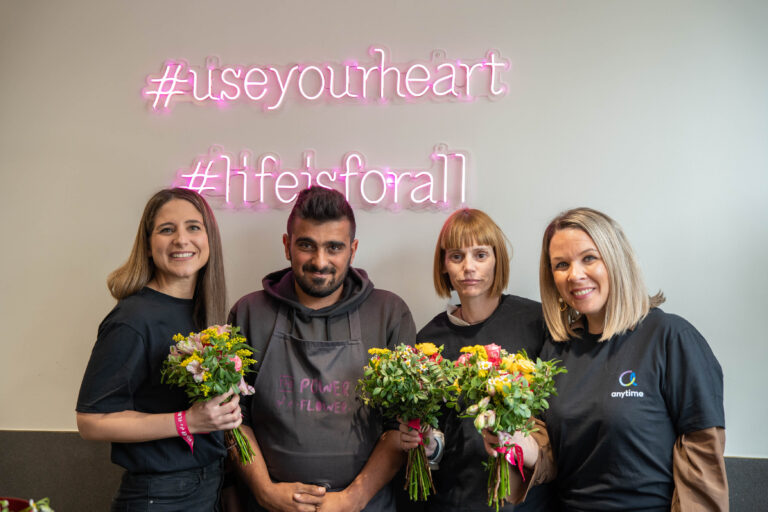 Στη φετινή Γιορτή της Μητέρας η Anytime προσφέρει λουλούδια από την Power of a Flower στις μητέρες της «Αγκαλιάς»