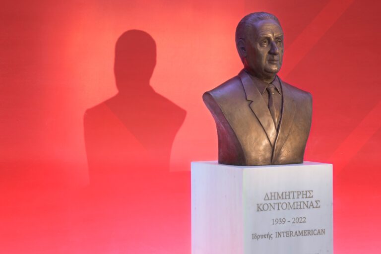 Interamerican, προτομή Δημήτρη Κοντομηνά