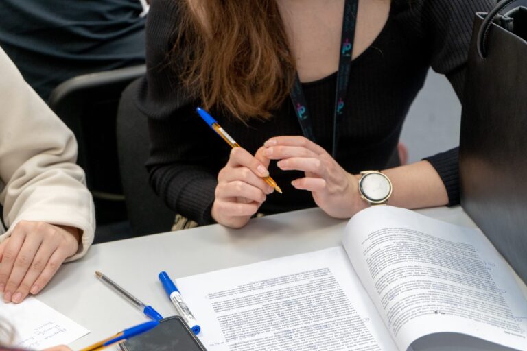 εργασιακά δικαιώματα, εργασία, δουλειά, meeting, συνάντηση, υπογραφή συμβολαίου